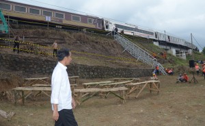 Presiden saat meninjau lokasi padat karya pembangunan rel ganda kereta api Bogor-Sukabumi, di Desa Tenjoayu, Cicurug, Sukabumi, Jawa Barat, Sabtu (7/4) sore. (Foto: Humas/Jay)