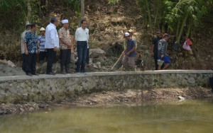 Presiden Jokowi meninjau proyek pembangunan embung di Desa Citarik, Kecamatan Pelabuhan Ratu, Kabupaten Sukabumi, Minggu (8/4). (Foto: Humas/Jay).