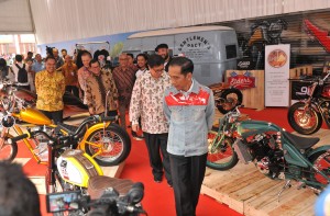 Presiden Jokowi saat meninjau pameran IIMS Tahun 2018, di Ruang Semeru JI-Expo Kemayoran, Jakarta, Kamis (19/4). (Foto: Humas/Jay)