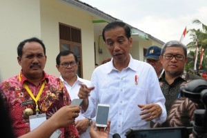 President Jokowi responds to reporters questions after inspecting housing for fishermen in Pangandaran Regency, West Java, Tuesday (24/4). (Photo by: Public Relations/Oji).
