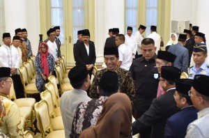 President Jokowi conversed with participants of Isra Miraj Celebration at Bogor Presidential Palace, West Java, Tuesday (10/4) (Photo: PR/Oji).