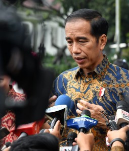 Presiden Jokowi menjawab pertanyaan wartawan soal penanganan stunting, di Istana Kepresidenan Bogor, Jabar, Jumat (6/4) pagi. (Foto: BPMI Setpres)