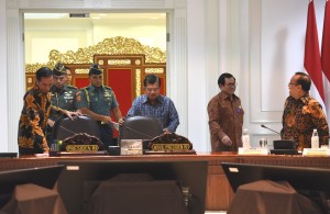 Suasana persiapan menjelang rapat terbatas tentang Stunting, di Kantor Presiden, Jakarta, Kamis (5/4) siang. (Foto: JAY/Humas)