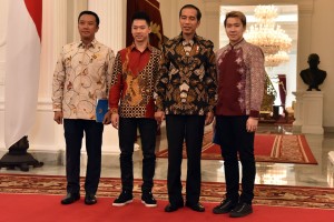 Presiden Jokowi didampingi Menpora berfoto bersama pasangan Kevin/Marcus, di Istana Merdeka, Jakarta, Senin (2/4) siang. (Foto: Rahmat/Humas)