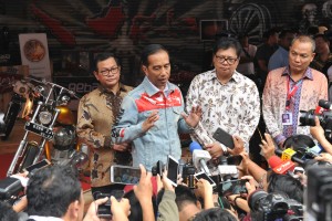 Presiden Jokowi usai membuka Indonesia International Motor Show (IIMS) Tahun 2018, di Ruang Semeru JI-Expo Kemayoran, Jakarta, Kamis (19/4). (Foto: Humas/Jay)