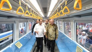 Menhub saat menghadiri acara Penerimaan Trainset LRT Sumatra Selatan, di Pelabuhan Boom Baru, Palembang, Jumat (20/4). (Foto: Kemenhub)