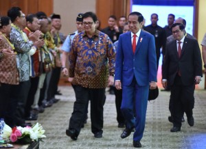 Presiden Jokowi didampingi Menperin dan Seskab menghadiri Pembukaan Indonesia Industrial Summit Tahun 2018 dan Peluncuran "Making Indonesia 4.0", di Cendrawasih Hall, JCC Senayan, Jakarta, Rabu (4/4) pagi. (Foto: Rahmat/Humas) 
