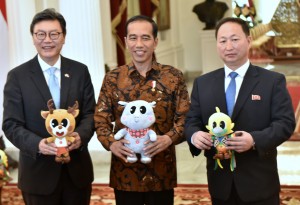 Presiden Jokowi berfoto bersama Dubes Korsel Kim Chang-beom dan Dubes Korut An Kwang Il, di Istana Merdeka, Jakarta, Senin (30/4) siang. (Foto: Rahmat/Humas)