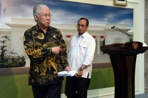 Enggartiasto delivers his statement after Limited Cabinet Meeting at the Presidential Office, Jakarta, Thursday (5/4). (Photo by: Jay/Public Relations)