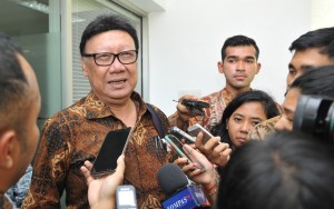 Mendagri menjawab pertanyaan wartawan usai mengikuti Rapat Terbatas di Kantor Presiden, Rabu (4/4). (Foto: Humas/Jay). 