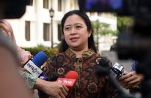 Coordinating Human Development and Culture Minister responds to reporters' questions after a Limited Meeting on the issue of stunting, at the Presidential Office, Jakarta, Thursday (5/4). (Photo by: Public Relations Division/Jay)
