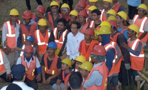 Presiden berfoto bersama para pekerja proyek padat karya di Cirebon, Sabtu (7/4). (Foto: Humas/Jay).