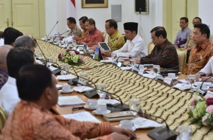 Presiden Jokowi memimpin rapat terbatas tentang Mengenai Perkembangan Persiapan Asian Games XVIII Tahun 2018 di Istana Bogor, Jawa Barat, Rabu (18/4) siang. (Foto: Rahmat/Humas)