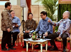 Seskab berbincang dengan menteri yang lain sebelum dimulainya Sidang Kabinet Paripurna di Istana Negara, Jakarta, Senin (9/4).(Foto: Humas/Rahmat). 