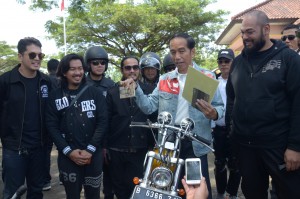 Presiden Jokowi bersiap meninjau proyek padat karya tunai, di Desa Pasir Suren dan Citarik, Kecamatan Pelabuhan Ratu, Sukabumi, Minggu (8/4). (Foto: Humas/Jay). 