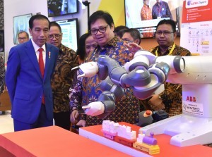 : President Jokowi accompanied by Minister of Industry Airlangga Hartarto watches a robot works when launching Making Indonesia 4.0, at Cendrawasih Hall, JCC Jakarta, Wednesday (4/4). (Photo: Rahmat/PR)