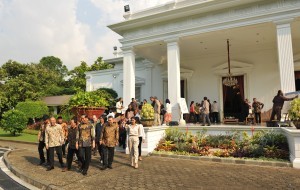 President Jokowi walked together with artists at Merdeka Palace yard, Jakarta, Friday (6/4). (Photo: PR/Jay).