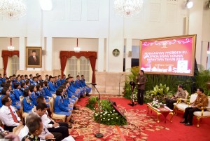 Suasana saat Presiden Jokowi menerima 365 siswa-siswi kelas XI Angkatan 27 SMA Taruna Nusantara (Tarnus) Magelang, di Istana Negara, Jakarta, Senin (9/4). (Foto: Humas/Oji)