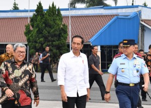 Presiden tiba di Bandung, Selasa (17/4), disambut Gubernur Jawa Barat. (Foto: BPMI)
