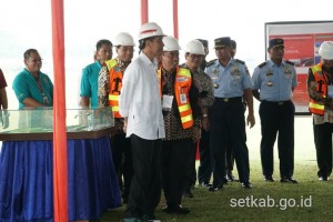 President Jokowi inspects the construction of General Soedirman Airport in Purbalingga, Central Java, Monday (23/4). (Photo by: Public Relations Division of Cabinet Secretariat/Dinda). 