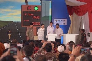 President Jokowi at the inauguration of Ngawi-Kertosono Toll Road (Ngawi-Wilangan Section), at Madiun Toll Gate, Bagi Village, Madiun Regency, East Java Province on Thursday (29/3). (Photo: PR / Oji).