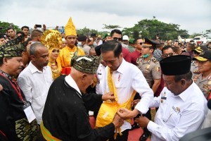 President Jokowi attends the launching of Smallholder Palm Oil Replanting Program, at Bagan Batu Kota Sub-District, Bagan Sinembah District, Rokan Hilir Regency, Riau Province, Wednesday (9/5) (Photo: BPMI).