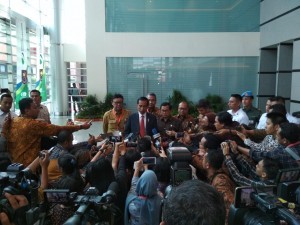 President Jokowi gives his statement to the journalists after attending an event at JI Expo Kemayoran, Jakarta, Monday (14/5) (Photo: Human Relations Division/Risdiana).