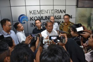 Minister of Communication and Informatics Rudiantara accompanied by representatives of social media platform providers responds to reporters questions at the Ministrys office, Jakarta, on Tuesday (15/5)