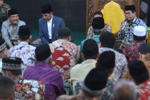 President Jokowi accompanied by Cabinet Secretary Pramono Anung during a distribution of Waqf Land Certificates at Jamiatul Huda Mosque, in Padang, West Sumatra, on Monday (21/5) (Photo: Rahmat/PR)