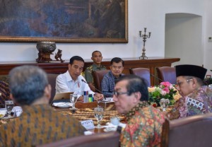 President Jokowi leads a limited meeting on hajj fund management at the Bogor Presidential Palace, West Java, Thursday (26/4) (Photo: PR/Agung).