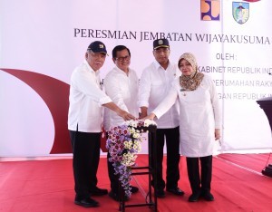 Cabinet Secretary Pramono Anung, accompanied by Minister of Public Works and Public Housing, Minister of Transportation, and Regent of Kediri, presses the button to mark the inauguration of Wijaya Kusuma Bridge, East Java, Tuesday (29/5) afternoon (Photo: Human Relations Division/Anggun).