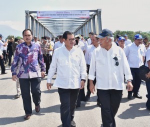 Cabinet Secretary Pramono Anung talks to Minister of Public Works and Public Housing Basuki Hadimuljono after the inauguration of Wijaya Kusuma Bridge in Kediri, East Java, Tuesday (29/5) afternoon. (Photo: Human Relations Division/Anggun)