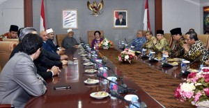 BPIP Lead Adviser Megawati Soekarnoputri receives Sheikh Ahmed el-Tayeb, the Grand Imam of Al-Azhar, Egypt's highest institution of Sunni Islam, in the Cabinet Secretarys Meeting Room, Building III of the Ministry of State Secretariat, Jakarta, Thursday (3/5). (Photo by: Nia/Public Relations Division). 