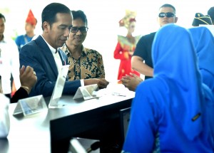 Presiden Jokowi didampingi Gubernur Sumbar membeli tiket KA Minangkabau Ekspres, di Bandara Internasional Minangkabau, Padang Pariaman, Senin (21/5) pagi. (Foto: Rahmat/Humas)