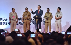 Presiden Jokowi berdialog dengan sejumlah kepala desa pada pembukaan Rakornas ) Pembinaan Penyelenggaraan Pemerintahan Desa, Pusat dan Daerah Tahun 2018, di Hall D-2, JI-Expo Kemayoran, Jakarta Pusat, Senin (14/5) pagi. (Foto: JAY/Humas)