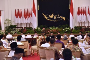Presiden Jokowi menyampaikan sambutan pada buka bersama di Istana Negara, Jakarta, Jumat (18/5) petang. (Foto: OJI/Humas)