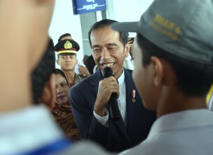 Presiden Jokowi berbincang dengan warga usai meresmikan beroperasinya KA Minangkabau Ekspres, di Bandara Minangkabau, Padang Pariaman, Senin (21/5) pagi. (Foto: Rahmat/Humas)