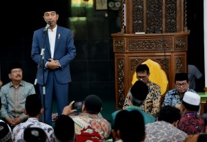 Presiden Jokowi berdialog dengan masyarakat di Masjid Jamiatul Huda, Padang, Sumatera Barat, Senin (21/50 siang. (Foto: Rahmat/Humas)
