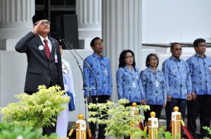 Deputi Bidang Administrasi Aparatur Kemensetneg, Cecep Sutiawan, memimpin upacara Peringatan Hari Kebangkitan Nasional 2018, di halaman parkir Kemensetneg, Jakarta, Senin (21/5) pagi. (Foto: JAY/Humas)