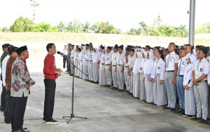 Presiden Jokowi bertegur sapa dengan sekitar 350 ketua dan pengurus OSIS SMA/SMK se-Kota Pekanbaru dari 34 sekolah negeri dan swasta. (Foto: BPMI)