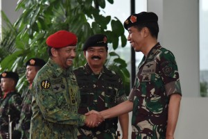 Disambut Presiden Jokowi, Sultan Hassanal Bolkiah dari Brunei Darussalam mengunjungi Mabes TNI di Cilangkap, Jakarta Timur, Kamis (3/5). (Foto: Humas/Oji).