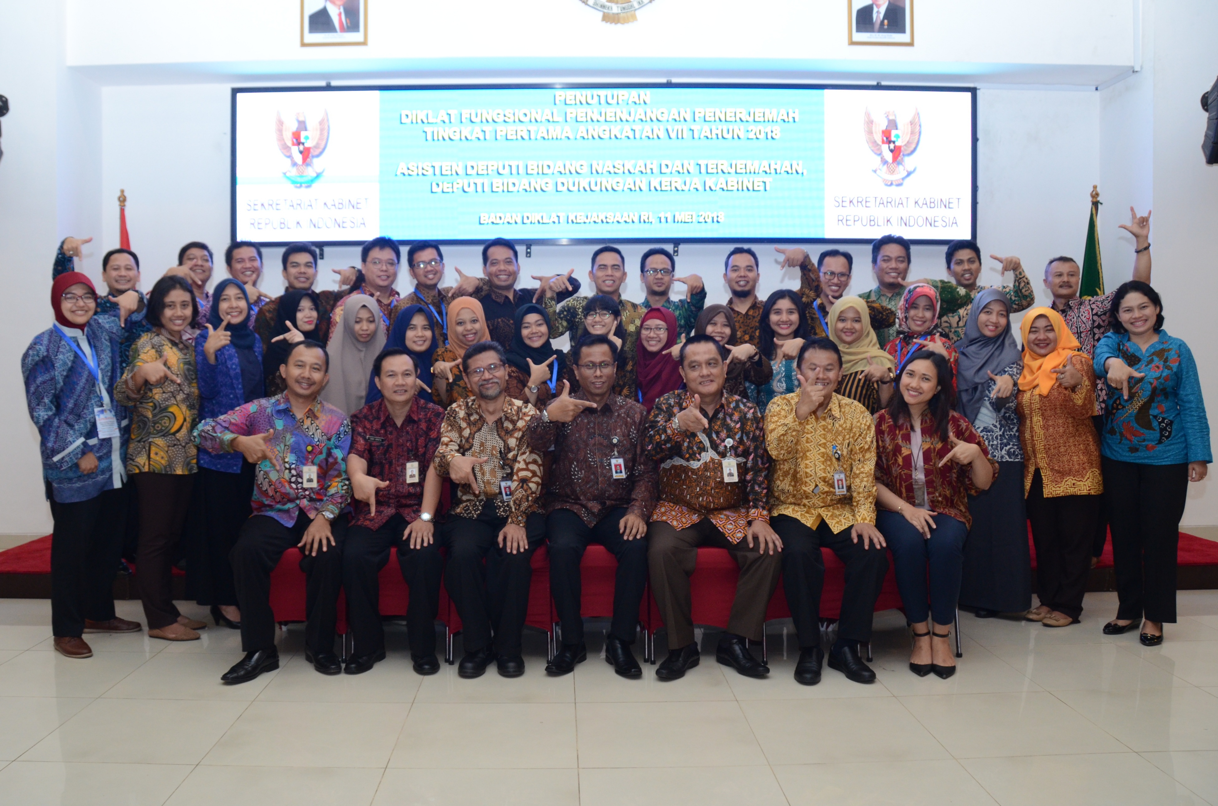 Deputi DKK Yuli Harsono berfoto bersama peserta Diklat Penjenjangan Penerjemah Tingkat Pertama Angkatan VII Tahun 2018