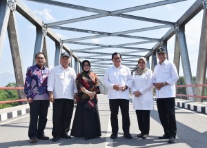 Seskab Pramono Anung berfoto bersama Menteri PUPR dan Menhub usai di Jembatan Wijaya Kusuma, Kediri, Jatim, yang baru diresmikannya. (Foto: ANGGUN/Humas)