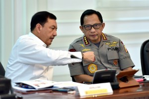 Kapolri Jenderal Tito Karnavian berbincang dengan Kepala BIN sebelum rapat terbatas, di Kantor Presiden, Jakarta, Rabu (30/5) siang. (Foto: AGUNG/Humas)