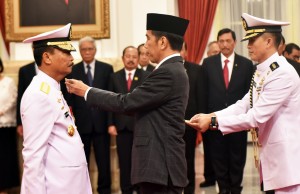 Presiden Jokowi melantik Siwi Sukma Adji sebagai KSAL, dan menaikkan pangkat jadi Laksamana, di Istana Negara, Jakarta, Rabu (23/5) siang. (Foto: Rahmat/Humas)