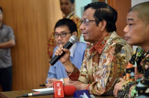 Anggota Dewan Pengarah BPIP Mahfud MD didampingi anggota yang lain menyampaikan keterangan pers, di Kantor BPIP, Jakarta, Kamis (31/5) siang. (Foto: Rahmat/Humas)