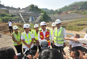 Presiden Jokowi menjawab wartawan usai meninjau pembangunan Bendungan Kuningan, di Desa Randusari, Kecamatan Cibeureum, Kabupaten Kuningan, Jumat (25/5) pagi. (Foto: Humas/Jay)