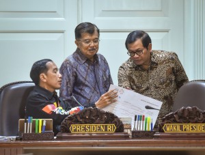 Presiden Jokowi berdiskusi dengan Wapres dan Seskab sebelum Rapat Terbatas mengenai Peningkatan Kerja Sama Indonesia dengan Negara-Negara Kawasan Pasifik Selatan, di Kantor Presiden, Jakarta, Jumat (4/5). (Foto: Humas/Agung). 