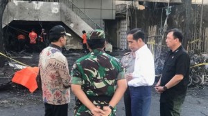 Presiden Jokowi meninjau salah satu gereja yang jadi lokasi ledakan aksi terorisme di Surabaya, Minggu (13/5). (Foto: IST)