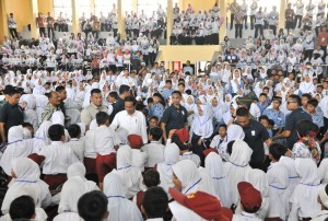 President Jokowi amid thousands of students in Majalengka, West Java, Thursday (24/5). (Photo: PR/Jay)